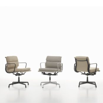 Drei moderne Bürostühle, darunter der Vitra Soft Pad Chair EA 231 in beigefarbenem Stoff, werden vor einem schlichten weißen Hintergrund gezeigt, und zwar von links, von vorne und von hinten.