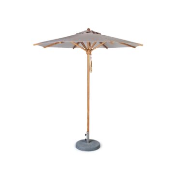 Ein beiger „Weishäupl Teakschirm“-Sonnenschirm mit einem Holzstiel und einem runden grauen Sockel, der vor einem schlichten weißen Hintergrund steht.