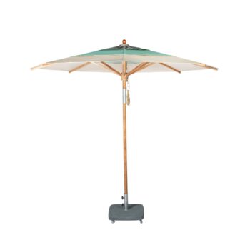 Ein großer Terrassenschirm, der „Weishäupl Teakschirm“, mit einem Holzstiel und einem grün-weißen Schirm, steht aufrecht auf einem Sockel mit Rollen vor einem weißen Hintergrund.