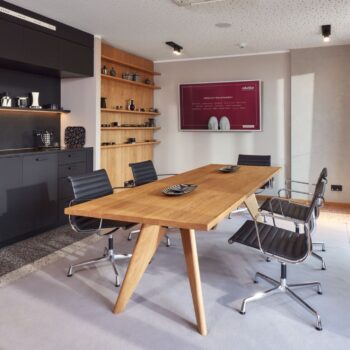 Vitra Aluminium Chair EA Polster schwarz Gestell verchromt
