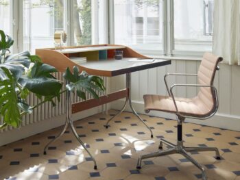 Vitra Aluminium Chair EA Polster braun Drehfuß verchromt