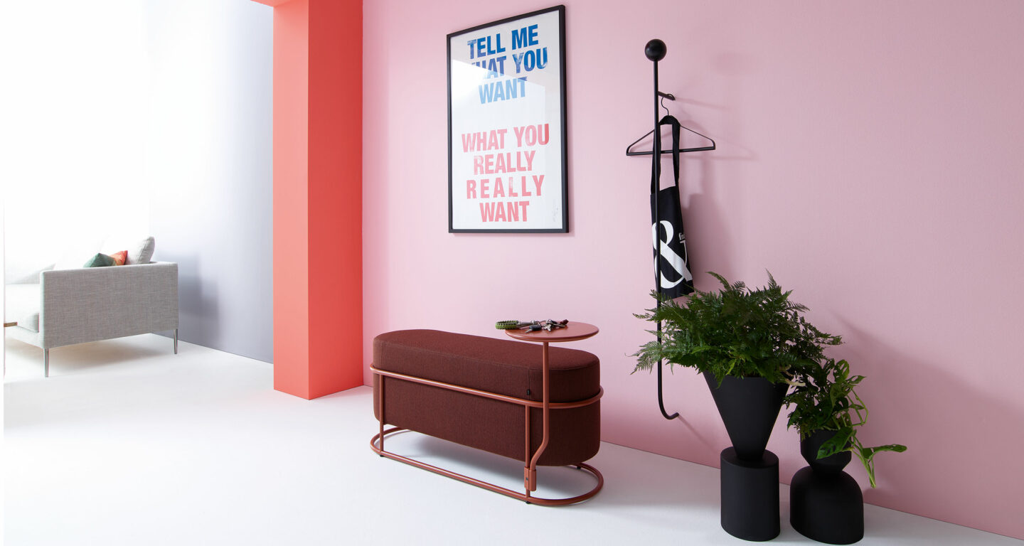 COR Drop Bank Stoff rot mit Besitelltisch und Garderobe