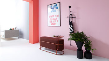 COR Drop Bank Stoff rot mit Besitelltisch und Garderobe