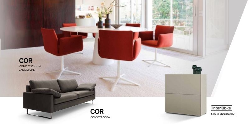 Ein moderner Essbereich mit roten COR-Drehstühlen um einen runden Tisch, ein graues Sofa und ein interlübke Sideboard von Möbel Braum, alles in einem stilvollen minimalistischen Dekor.