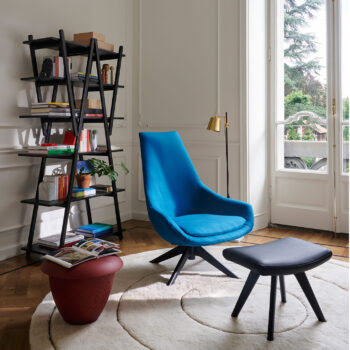 Cassina Regal Nuvola Rossa dunkel Holz mit Sessel in blau