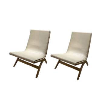 Zwei moderne, armlose Loungesessel von Molteni&C, das Yoell Stuhl 2er Set, sind mit hellbeigen Kissen und Holzbeinen ausgestattet und stehen nebeneinander auf einem weißen Hintergrund.