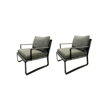 Zwei moderne Phoenix Outdoor-Sessel von Molteni&C mit dunklen Metallrahmen und grünen Polsterkissen, die als stilvolles 2er-Set auf weißem Hintergrund arrangiert sind.