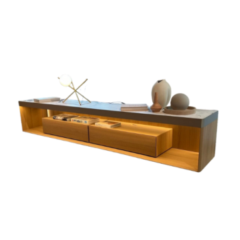 Eine moderne TV-Konsole aus Holz, die an eine Molteni&C Living Box erinnert, mit einer grauen Platte, zwei Schubladen, offenen Regalen und stilvollen Dekorationsgegenständen wie Vasen, Büchern und einer Lampe, isoliert auf weißem Hintergrund.