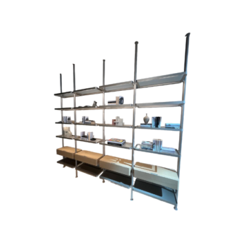 Regal aus Metall und Holz aus dem Regalsystem Molteni&C Hector mit fünf Regalböden, auf denen verschiedene Bücher, Dekorationsgegenstände und kleine Skulpturen vor einem weißen Hintergrund präsentiert werden.