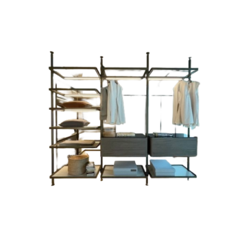 Offenes Schranksystem mit Einlegeböden, Schubladen und Hängeregalen, mit gefalteten Kleidungsstücken und Körben - perfekt für ein organisiertes Ankleidezimmer. Inspiriert von Molteni&C's Hector Night Design, sind die Hemden ordentlich vor einem weißen Hintergrund angeordnet.