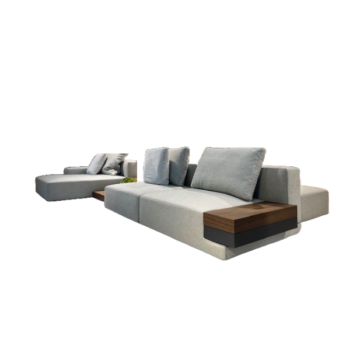 Modernes Marteen Sofa von Molteni&C, mit hellgrauer Polsterung, großen Rückenkissen und eingebauten Beistelltischen aus Holz - ein echtes Designersofa, isoliert auf weißem Hintergrund.