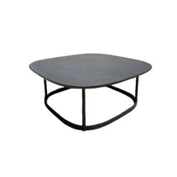 Der Regent Beistelltisch von Molteni&C ist ein moderner, quadratischer schwarzer Couchtisch mit abgerundeten Ecken und einem minimalistischen Metallgestell, der jedem Wohnraum eine raffinierte Eleganz verleiht.