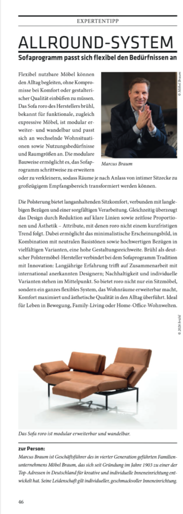 Auf einer Zeitschriftenseite ist ein Artikel über das flexible Sofaprogramm „roro“ von Brühl zu sehen, das von Marcus Braum entworfen wurde; am unteren Rand der Seite ist ein Foto einer dunklen Sofagarnitur in einem modernen Wohnzimmer abgebildet.