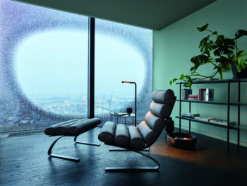 COR Sinus Sessel Leder schwarz mit Hocker vor Fenster