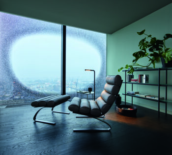 COR Sinus Sessel Leder schwarz mit Hocker vor Fenster