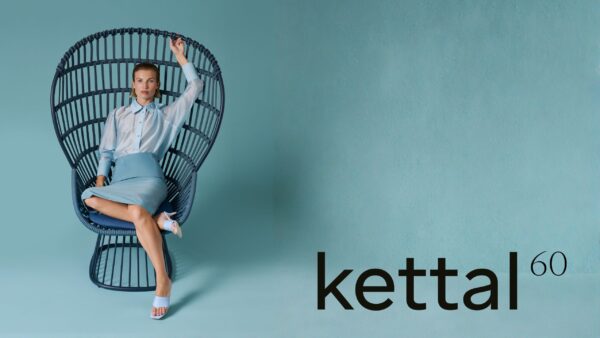 Eine Frau sitzt auf einem großen, ikonischen Korbsessel von Kettal vor einem blauen Hintergrund. Das Wort Kettal und die Zahl 60 erscheinen auf der rechten Seite dieses von Outdoormöbel inspirierten Bildes.
