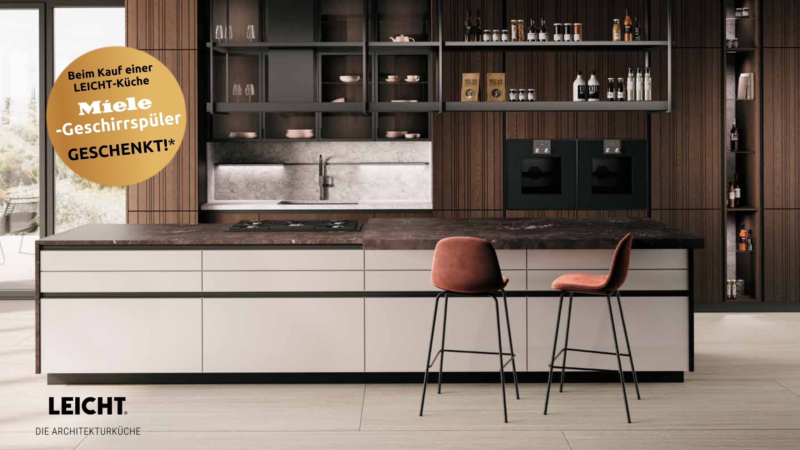 Moderne Küche mit großer Insel, zwei Barhockern, offenen Regalen, dunkler Arbeitsplatte und Einbaugeräten von LEICHT Architekturküchen; auf dem Bild ist ein Werbeaufkleber für Möbel Braum zu sehen.
