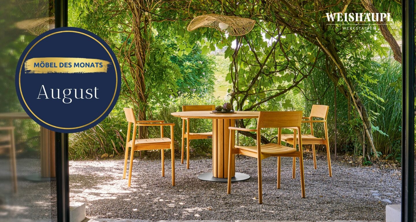 Ein Holztisch und vier Stühle stehen auf Kies unter üppig blühenden Weinreben in einem Garten im Freien, während Sonnenlicht durch das Grün scheint. Der Text „Möbel des Monats August“ ist auf Deutsch eingeblendet und unterstreicht diese bezaubernde Szene aus dem Möbelhaus Bad Homburg. Ein Holztisch und vier Stühle stehen auf Kies unter üppig blühenden Weinreben in einem Garten im Freien, während Sonnenlicht durch das Grün scheint. Der Text „Möbel des Monats August“ ist auf Deutsch eingeblendet und unterstreicht diese bezaubernde Szene aus dem Möbelhaus Bad Homburg.