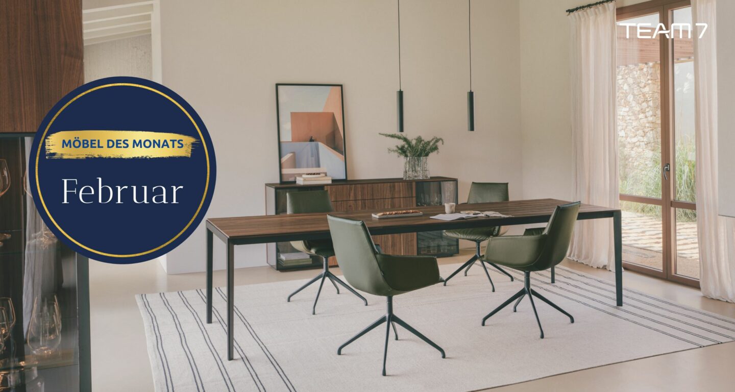 Modernes Esszimmer mit einem rechteckigen Holztisch, vier grünen Stühlen, einer Anrichte und einem großen Fenster. Auf dem kreisförmigen Etikett steht Modernes Esszimmer mit einem rechteckigen Holztisch, vier grünen Stühlen, einer Anrichte und einem großen Fenster. Auf dem kreisförmigen Etikett steht