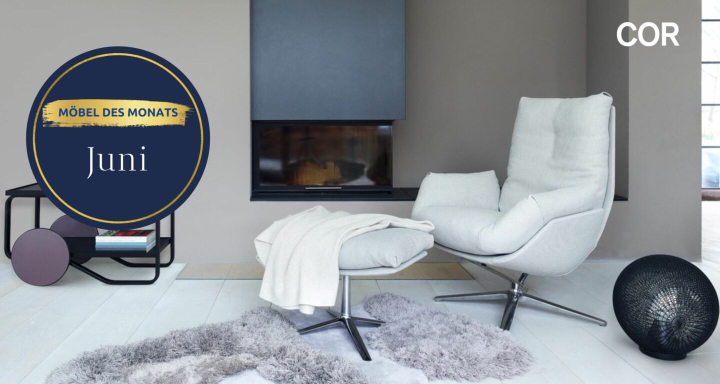 Modernes Wohnzimmer mit weißem Sessel, grauem Teppich, Kamin und einem runden Schild mit der Aufschrift Möbel des Monats Juni. In der rechten oberen Ecke ist das COR-Markenlogo zu sehen - entdecken Sie diese Highlights im Möbelhaus Bad Homburg. Modernes Wohnzimmer mit weißem Sessel, grauem Teppich, Kamin und einem runden Schild mit der Aufschrift Möbel des Monats Juni. In der rechten oberen Ecke ist das COR-Markenlogo zu sehen - entdecken Sie diese Highlights im Möbelhaus Bad Homburg.