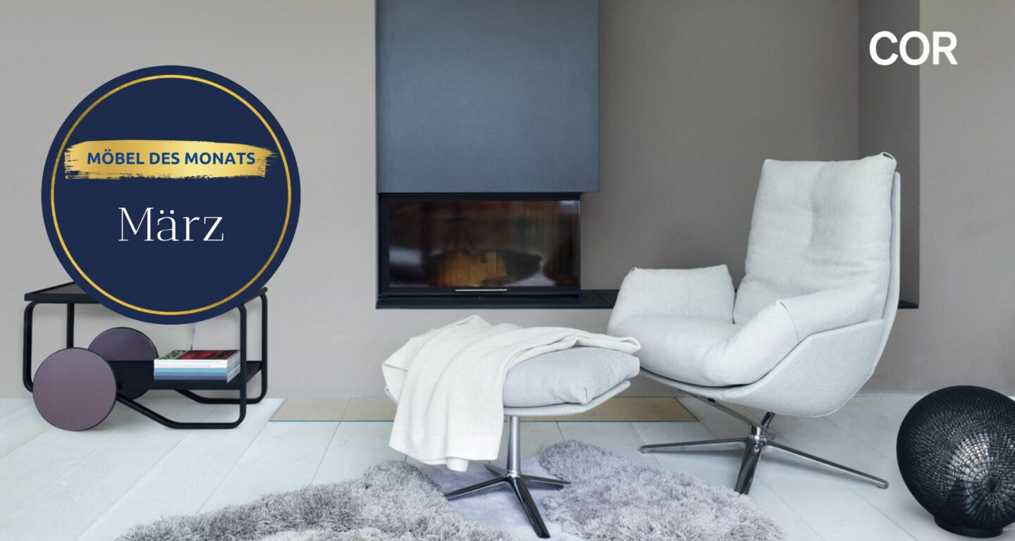 Modernes Wohnzimmer mit weißem Sessel und Ottomane, Beistelltisch mit Büchern, eingebautem Kamin und einem großen runden Schild mit der Aufschrift Möbel des Monats März - entdecken Sie stilvolle Inspiration im Möbelhaus Bad Homburg. Modernes Wohnzimmer mit weißem Sessel und Ottomane, Beistelltisch mit Büchern, eingebautem Kamin und einem großen runden Schild mit der Aufschrift Möbel des Monats März - entdecken Sie stilvolle Inspiration im Möbelhaus Bad Homburg.