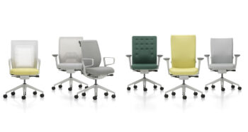 Fünf moderne Bürostühle mit unterschiedlichen Designs und Farben, darunter gelb, grau und grün, sind in einer Reihe auf weißem Hintergrund angeordnet.