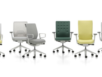 Fünf moderne Bürostühle mit unterschiedlichen Designs und Farben, darunter gelb, grau und grün, sind in einer Reihe auf weißem Hintergrund angeordnet.