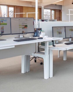 Ein Schreibtisch mit mehreren Computern.