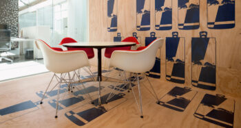 Vitra DAR Stuhl rot weiß im Büro