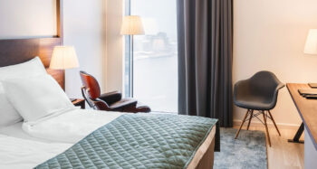 Vitra DAW Stuhl schwarz im Hotel