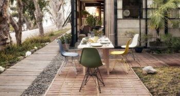 Vitra DSR Stühle auf Terrasse
