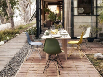 Vitra DSR Stühle auf Terrasse
