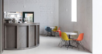 Vitra DSR Stühle im Café