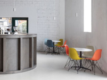 Vitra DSR Stühle im Café