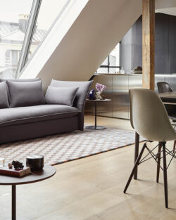 Vitra Möbel Sofa Mariposa, Plate Dining Table und Eames Chairs in hellem Wohnzimmer