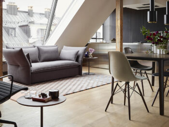 Vitra Möbel Sofa Mariposa, Plate Dining Table und Eames Chairs in hellem Wohnzimmer