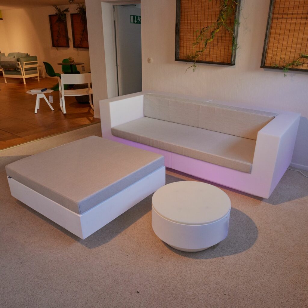 Vondom Sofa Vela mit Hocker und Couchtisch