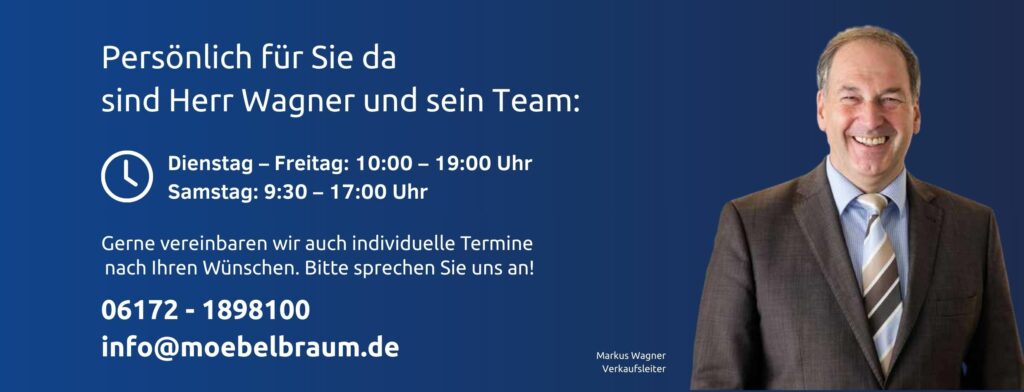 Ein Mann im Anzug steht rechts neben den Kontaktdaten und Geschäftszeiten von Möbel Braum, mit einem Text, der die Kompetenz von Herrn Wagner und seinem Team im Bereich Innenarchitektur auf blauem Hintergrund vorstellt.