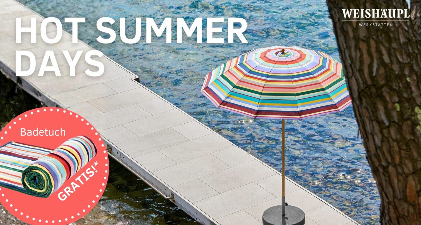 Ein gestreifter Weishäupl-Sonnenschirm steht auf einem Steg aus Stein am klaren blauen Wasser; unten links sind in einem Kreis ein aufgerolltes Badehandtuch sowie das Angebot „Gratis!“ zu sehen, das dazu einlädt, sich bei Möbel Braum zu entspannen. Ein gestreifter Weishäupl-Sonnenschirm steht auf einem Steg aus Stein am klaren blauen Wasser; unten links sind in einem Kreis ein aufgerolltes Badehandtuch sowie das Angebot „Gratis!“ zu sehen, das dazu einlädt, sich bei Möbel Braum zu entspannen.