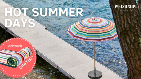 Ein gestreifter Weishäupl-Sonnenschirm steht auf einem Steg aus Stein am klaren blauen Wasser; unten links sind in einem Kreis ein aufgerolltes Badehandtuch sowie das Angebot „Gratis!“ zu sehen, das dazu einlädt, sich bei Möbel Braum zu entspannen.
