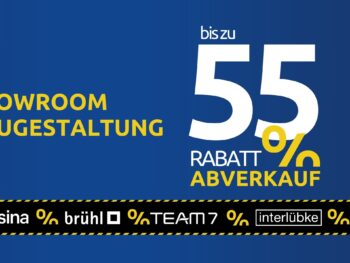 Blaues Werbebanner mit deutschem Text, der für Sonderpreise bei Designklassiker während eines Showroom-Redesign-Ausverkaufs mit bis zu 55 % Rabatt wirbt, mit Markenlogos am unteren Rand.