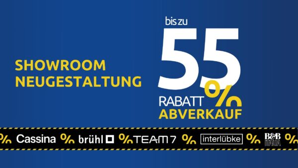 Blaues Werbebanner mit deutschem Text, der für Sonderpreise bei Designklassiker während eines Showroom-Redesign-Ausverkaufs mit bis zu 55 % Rabatt wirbt, mit Markenlogos am unteren Rand.