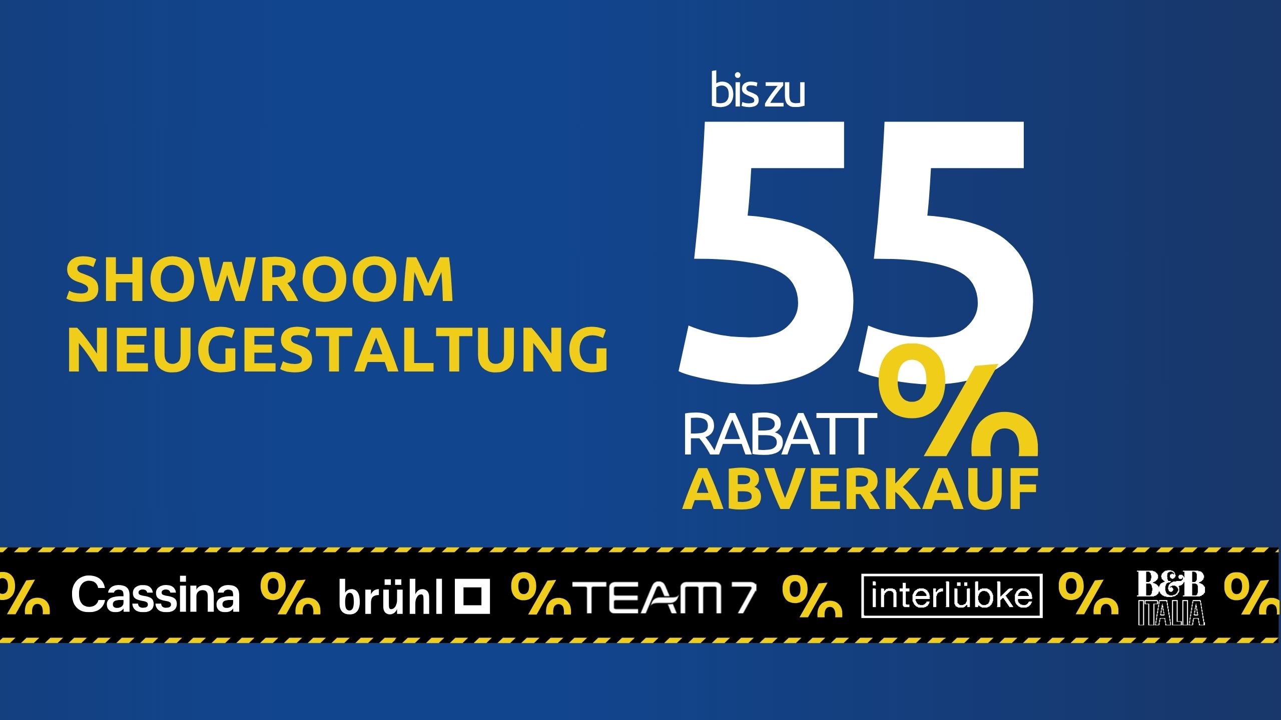 Blaues Werbebanner mit deutschem Text, der für Sonderpreise bei Designklassiker während eines Showroom-Redesign-Ausverkaufs mit bis zu 55 % Rabatt wirbt, mit Markenlogos am unteren Rand.