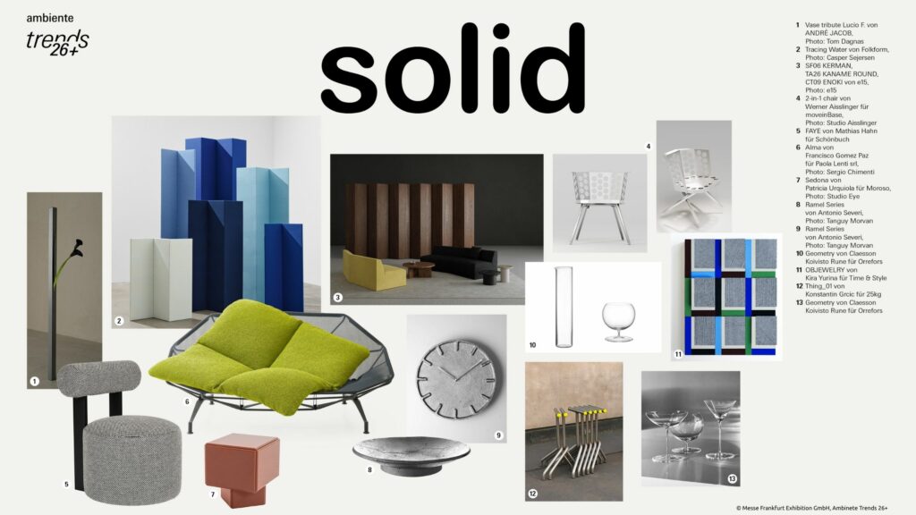 Eine Collage aus modernen Möbeln, Deko- und Designobjekten in neutralen und kräftigen Farben, die mit "solid" gekennzeichnet sind, spiegelt die Wohntrends 2026 wider. Auf der rechten Seite wird eine Liste mit 16 Artikelbeschreibungen angezeigt, die von den Highlights der Ambiente Frankfurt inspiriert sind.