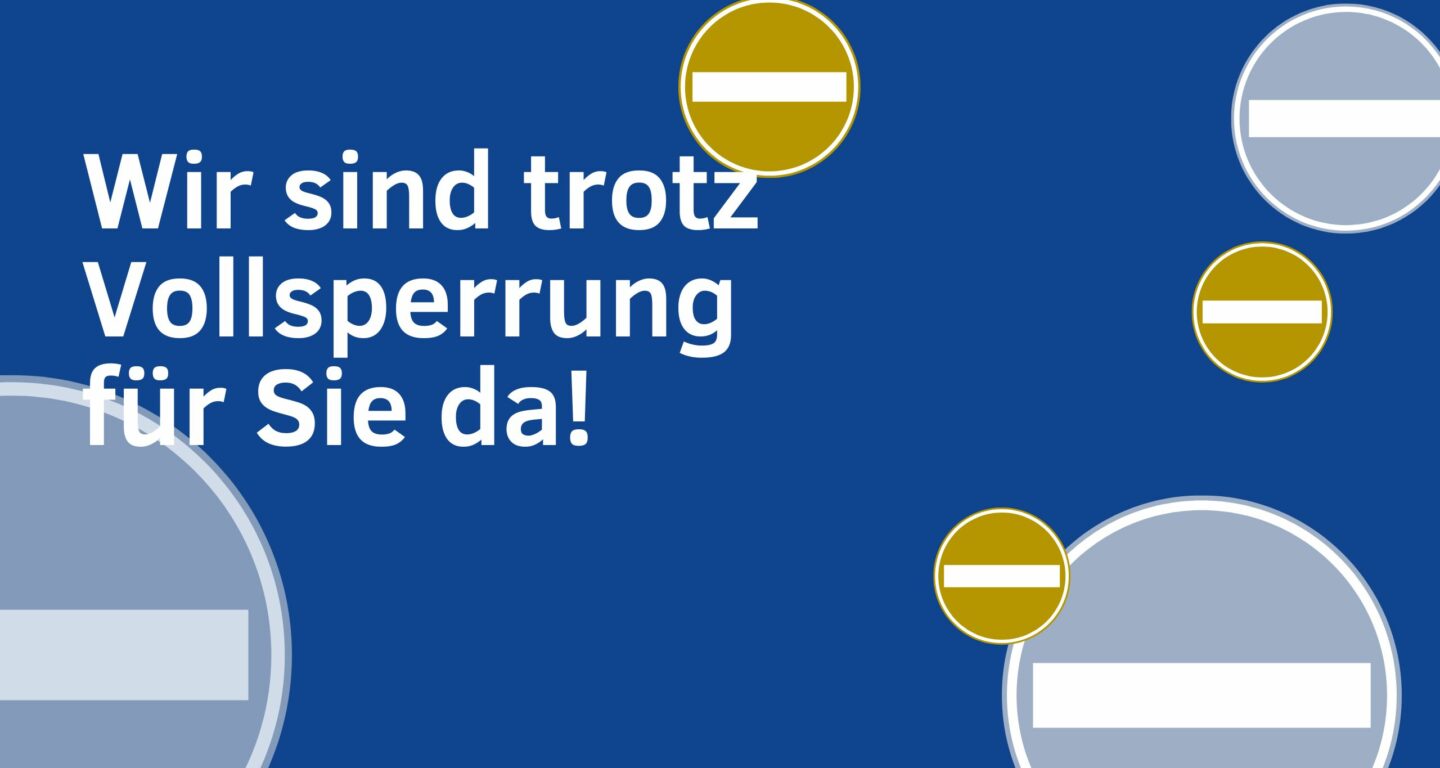 Weißer deutscher Text auf blauem Hintergrund lautet Wir sind trotz Vollsperrung für Sie da! Mehrere Verbotsschilder weisen darauf hin, dass das Geschäft trotz Vollsperrung geöffnet bleibt. Weißer deutscher Text auf blauem Hintergrund lautet Wir sind trotz Vollsperrung für Sie da! Mehrere Verbotsschilder weisen darauf hin, dass das Geschäft trotz Vollsperrung geöffnet bleibt.