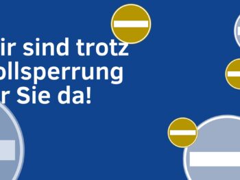 Weißer deutscher Text auf blauem Hintergrund lautet Wir sind trotz Vollsperrung für Sie da! Mehrere Verbotsschilder weisen darauf hin, dass das Geschäft trotz Vollsperrung geöffnet bleibt.