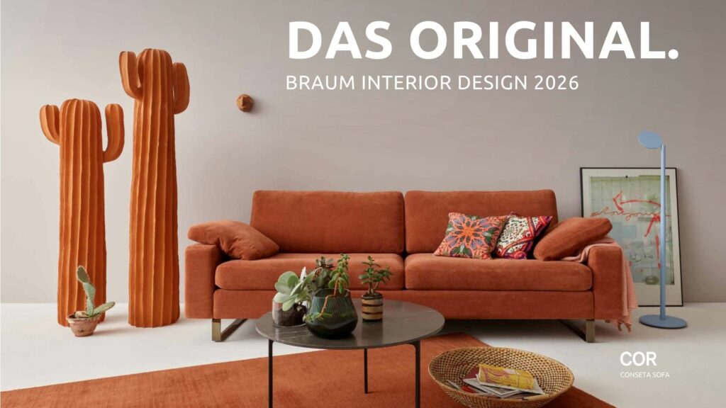 Ein modernes Wohnzimmer von Braum Interior Design mit einem rostfarbenen Sofa, orangefarbenen Kaktusskulpturen, einer blauen Stehlampe und dekorativer Kunst; Text überlagert das Bild. Räume die wirken - erleben Sie die Zukunft von Interior Design 2026.