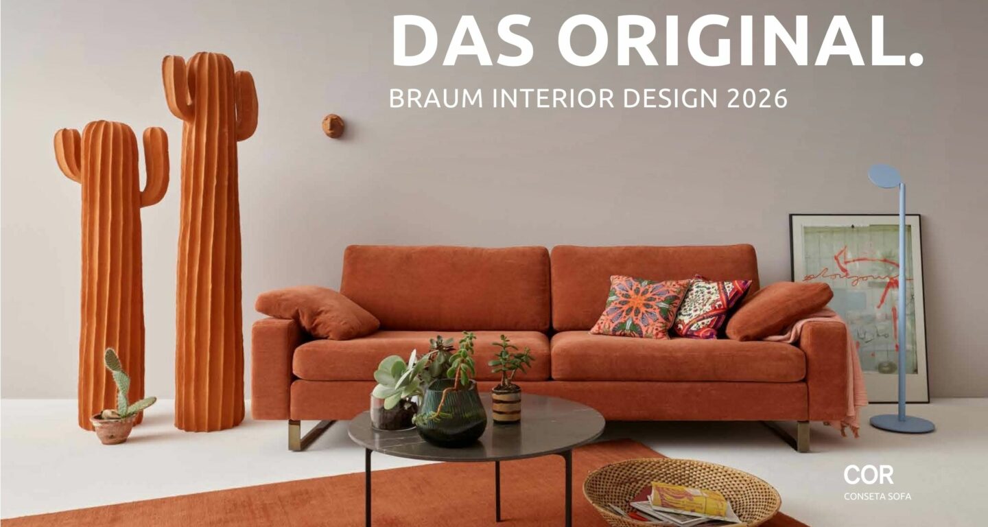 Ein modernes Wohnzimmer von Braum Interior Design mit einem rostfarbenen Sofa, orangefarbenen Kaktusskulpturen, einer blauen Stehlampe und dekorativer Kunst; Text überlagert das Bild. Räume die wirken - erleben Sie die Zukunft von Interior Design 2026.
