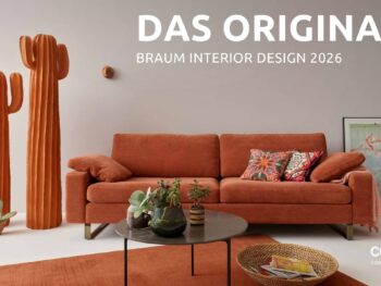 Ein modernes Wohnzimmer von Braum Interior Design mit einem rostfarbenen Sofa, orangefarbenen Kaktusskulpturen, einer blauen Stehlampe und dekorativer Kunst; Text überlagert das Bild. Räume die wirken - erleben Sie die Zukunft von Interior Design 2026.