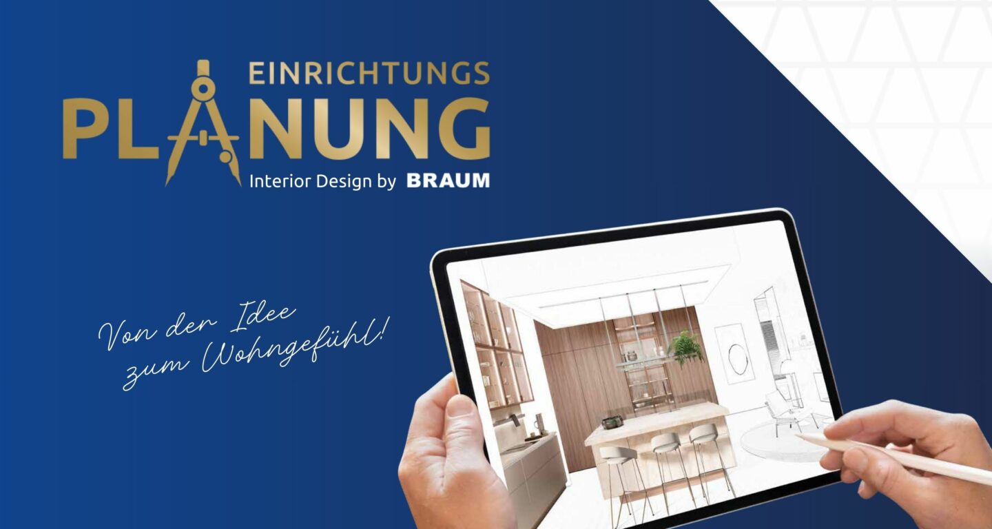 Eine Person hält ein Tablet in der Hand, auf dem ein Interior Design Rendering und eine Strichzeichnung einer modernen Küche und eines Essbereichs zu sehen sind. Einrichtungsplanung, deutscher Text und das Möbel Braum-Branding sind auf einem blauen Hintergrund zu sehen.